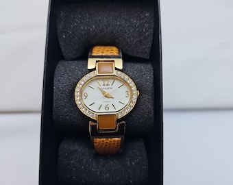 Reloj de pulsera Gruen para mujer con correa de piel de cocodrilo color canela y esfera blanca de cuarzo