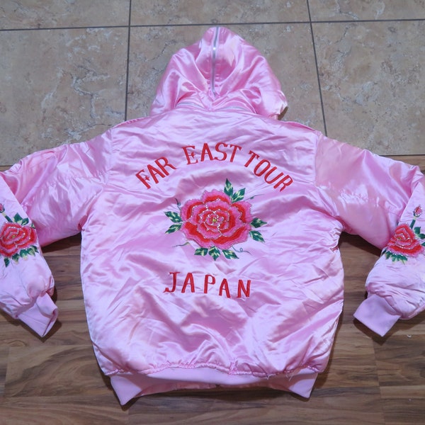 Pink Far East Tour Japan Rose Stickerei Souvenir Bomber Kapuzenjacke Zip Up Gr M