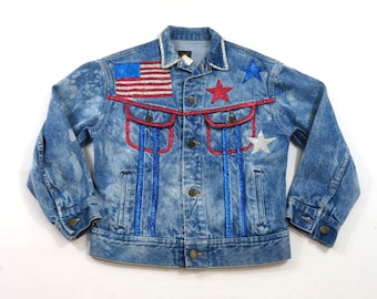 Jaqueta jeans Lee azul com detalhes patrióticos, tamanho juvenil 12/14, bandeira americana.