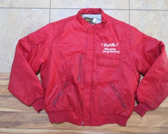 Chaqueta bomber vintage Swingster Winston Drag Racing (Verletta), con bordado en rojo y blanco, fabricada en EE. UU., con cremallera frontal y forro acolchado, talla L