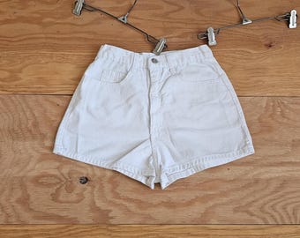 Pantalones cortos vaqueros l.e.i. blancos, talla 7. Medidas: 23 LEI, década de 1990.