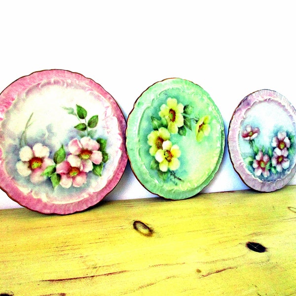 Flora, Decorative, Vintage Plates, Wall Decor, Vintage Wall Hangings, Vintage Wall Decor, Hand Painted, set of Three