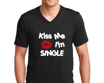 V-neck Mens - Kiss Me I'm Single T Shirt, Valentines Shirt, Valentines Day, Lips Shirt, Holiday, Drinking Shirt, Kiss, Birthday Shirt