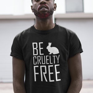 K&ouml;nnte beinhalten: Ein schwarzes kurz&auml;rmeliges T-Shirt mit einer wei&szlig;en Grafik einer Kaninchensilhouette &uuml;ber dem Text BE CRUELTY FREE in einer klaren serifenlosen Schrift. Das Design ist mittig auf der Brust des Kleidungsst&uuml;cks mit klassischem Rundhalsausschnitt.