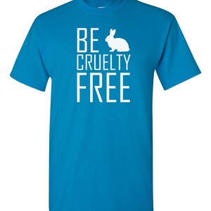 K&ouml;nnte beinhalten: Ein leuchtend blaues Kurzarm-T-Shirt mit dem wei&szlig;en Schriftzug BE CRUELTY FREE und einer wei&szlig;en Hasensilhouette. Die Grafik ist mittig auf der Brust platziert; das T-Shirt verf&uuml;gt &uuml;ber einen Rundhalsausschnitt und eine klassische Passform.
