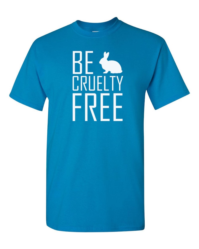 K&ouml;nnte beinhalten: Ein leuchtend blaues Kurzarm-T-Shirt mit dem wei&szlig;en Schriftzug BE CRUELTY FREE und einer wei&szlig;en Hasensilhouette. Die Grafik ist mittig auf der Brust platziert; das T-Shirt verf&uuml;gt &uuml;ber einen Rundhalsausschnitt und eine klassische Passform.