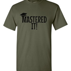 K&ouml;nnte beinhalten: Olivgr&uuml;nes T-Shirt mit schwarzer Abschlusskappe und dem Text "MASTERED IT!". Das kurz&auml;rmelige Shirt ist aus weichem Material und f&uuml;r den Freizeitgebrauch geeignet.