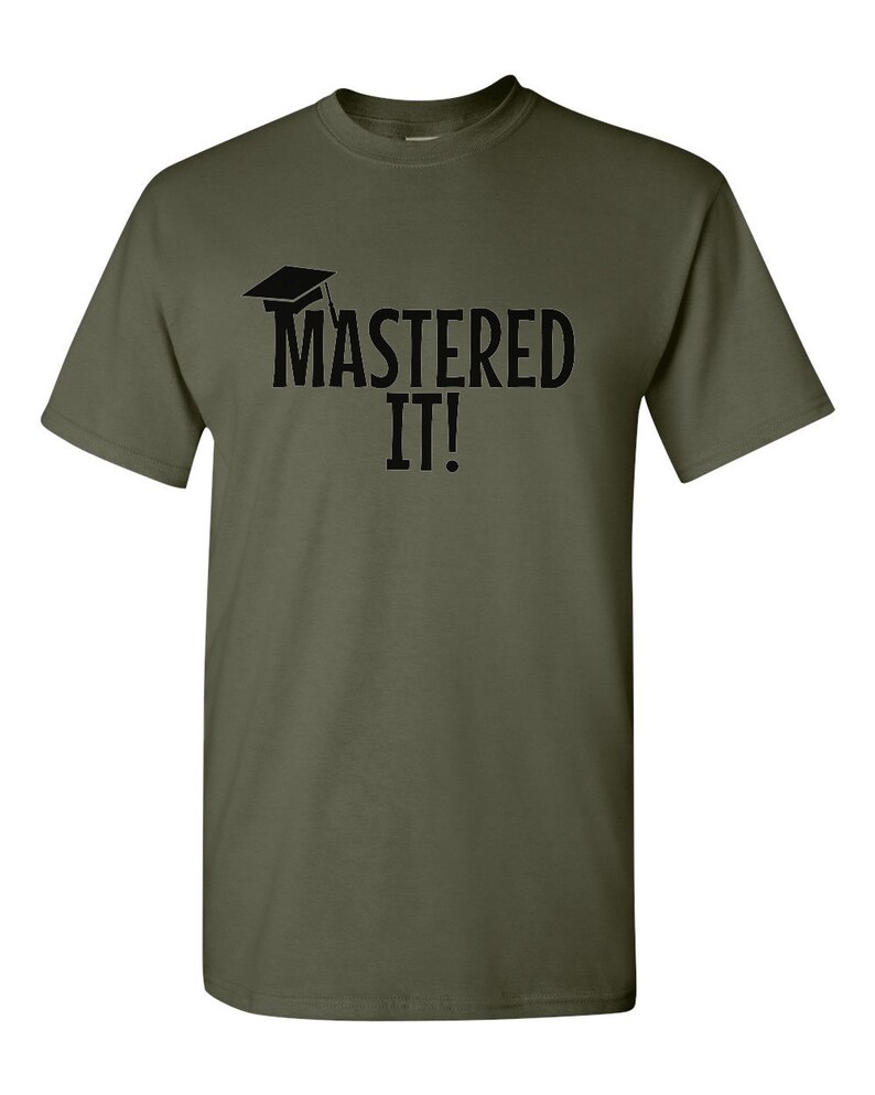 K&ouml;nnte beinhalten: Olivgr&uuml;nes T-Shirt mit schwarzer Abschlusskappe und dem Text "MASTERED IT!". Das kurz&auml;rmelige Shirt ist aus weichem Material und f&uuml;r den Freizeitgebrauch geeignet.