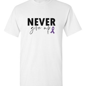 Puede incluir: Camiseta blanca con el texto "NEVER give up" en letras negras y una cinta morada.