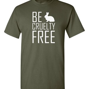 K&ouml;nnte beinhalten: Ein olivgr&uuml;nes Kurzarm-T-Shirt mit wei&szlig;em Aufdruck BE CRUELTY FREE, bei dem eine Kaninchensilhouette den Buchstaben A im Wort BE ersetzt. Das T-Shirt verf&uuml;gt &uuml;ber einen Rundhalsausschnitt und einen geraden Saumverlauf.