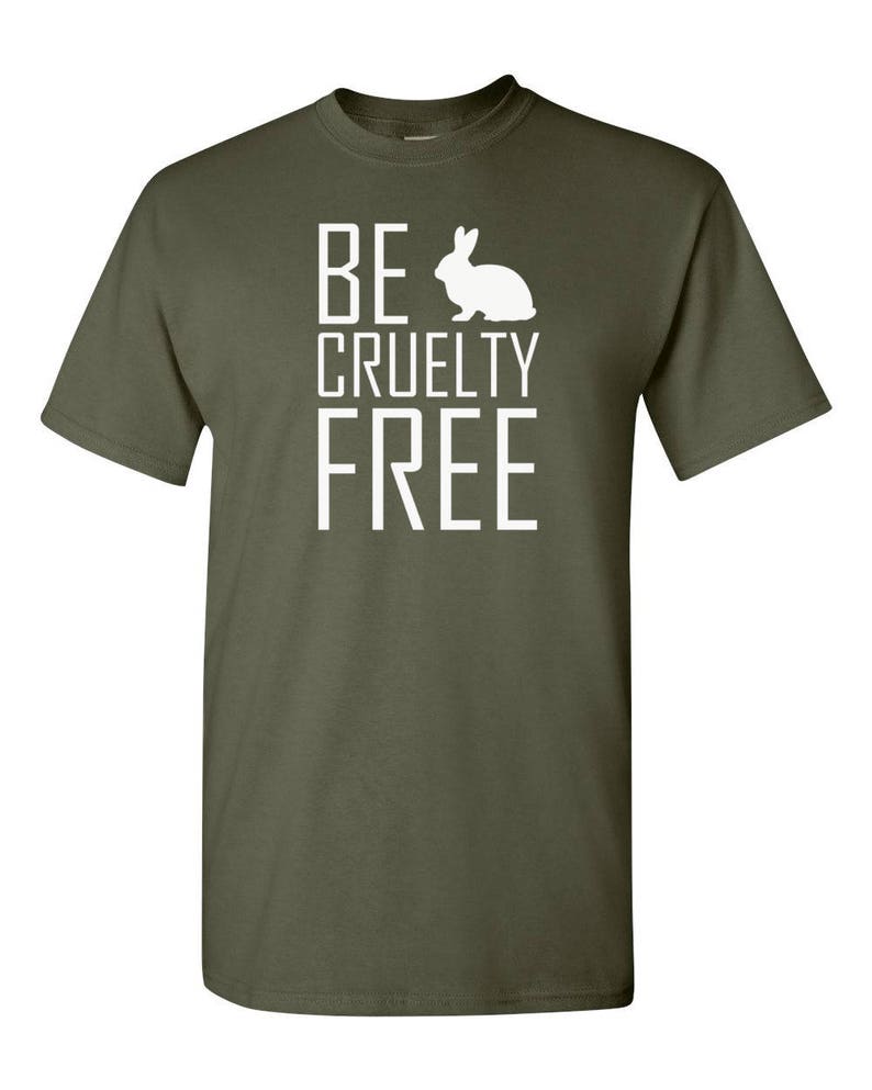 K&ouml;nnte beinhalten: Ein olivgr&uuml;nes Kurzarm-T-Shirt mit wei&szlig;em Aufdruck BE CRUELTY FREE, bei dem eine Kaninchensilhouette den Buchstaben A im Wort BE ersetzt. Das T-Shirt verf&uuml;gt &uuml;ber einen Rundhalsausschnitt und einen geraden Saumverlauf.