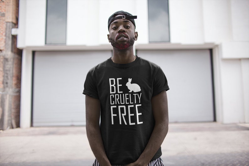 K&ouml;nnte beinhalten: Ein schwarzes kurz&auml;rmeliges T-Shirt mit einer wei&szlig;en Grafik einer Kaninchensilhouette &uuml;ber dem Text BE CRUELTY FREE in einer klaren serifenlosen Schrift. Das Design ist mittig auf der Brust des Kleidungsst&uuml;cks mit klassischem Rundhalsausschnitt.