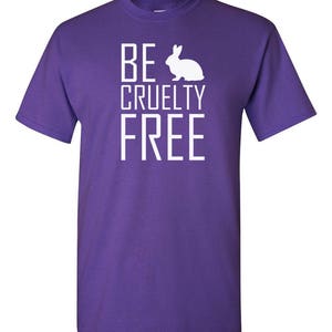 K&ouml;nnte beinhalten: Ein violettes Kurzarm-T-Shirt mit dem wei&szlig;en Schriftzug "BE", gefolgt von einer wei&szlig;en Kaninchensilhouette, wobei die W&ouml;rter "CRUELTY" und "FREE" darunter in Wei&szlig; gedruckt sind, alles mittig auf der Vorderseite.