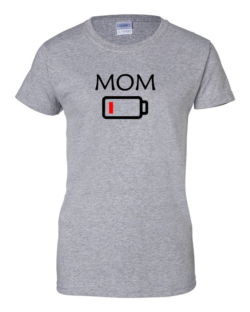 Pu&ograve; includere: T-shirt grigio melange con la scritta "MOM" in nero, sopra un'icona di batteria nera con una barra rossa che indica la batteria scarica. La maglietta &egrave; a girocollo.
