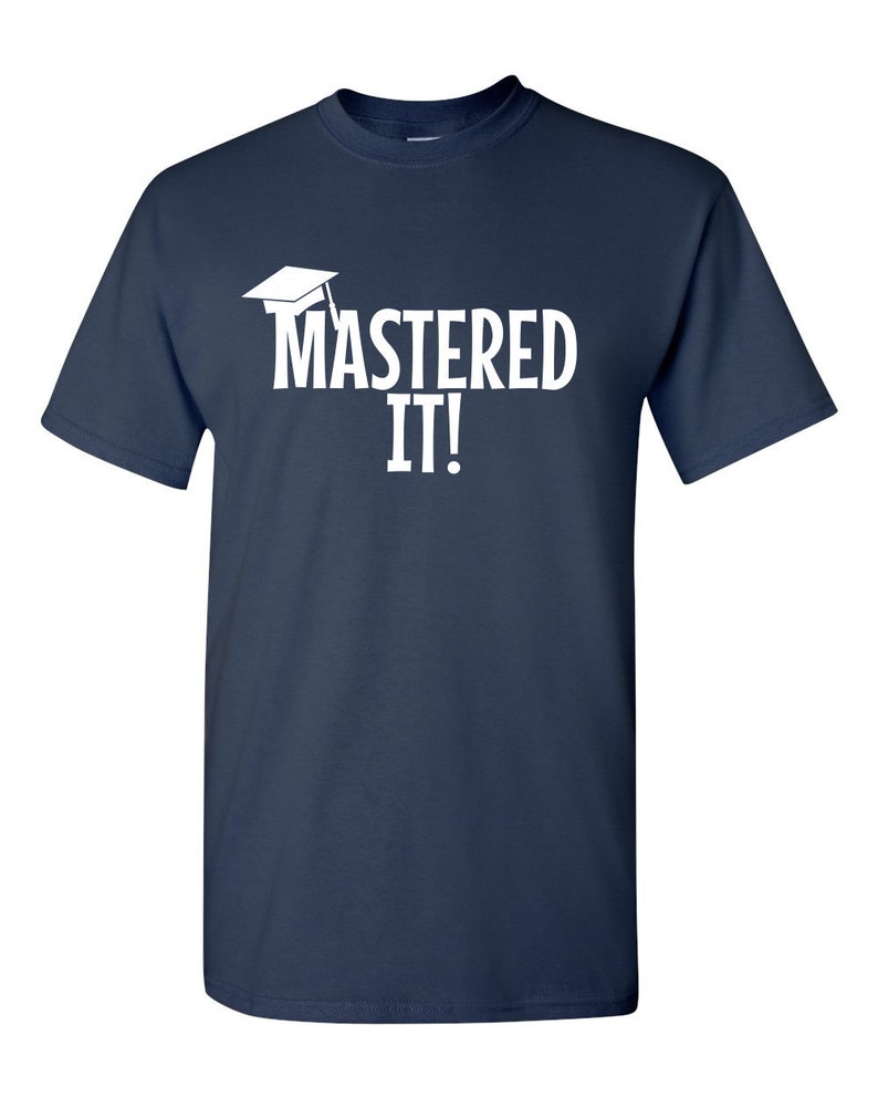 K&ouml;nnte beinhalten: Marineblaues T-Shirt mit dem wei&szlig;en Schriftzug "MASTERED IT!" und einer Abschlusskappe. Das T-Shirt hat einen Rundhalsausschnitt.