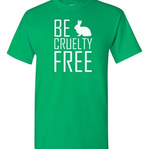K&ouml;nnte beinhalten: Ein leuchtend gr&uuml;nes Kurzarm-T-Shirt mit wei&szlig;em Aufdruck BE CRUELTY FREE, bei dem eine wei&szlig;e Kaninchensilhouette den Buchstaben A im Wort BE ersetzt. Das T-Shirt hat einen Rundhalsausschnitt und eine normale Passform.