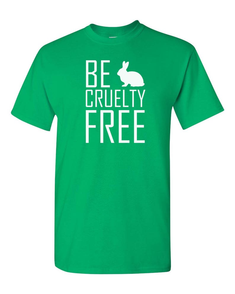 K&ouml;nnte beinhalten: Ein leuchtend gr&uuml;nes Kurzarm-T-Shirt mit wei&szlig;em Aufdruck BE CRUELTY FREE, bei dem eine wei&szlig;e Kaninchensilhouette den Buchstaben A im Wort BE ersetzt. Das T-Shirt hat einen Rundhalsausschnitt und eine normale Passform.