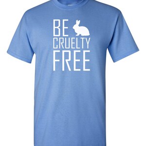 K&ouml;nnte beinhalten: Ein hellblaues kurz&auml;rmeliges T-Shirt mit dem wei&szlig;en Text "BE", gefolgt von einer wei&szlig;en Kaninchensilhouette und den Worten "CRUELTY FREE", die in einer klaren, serifenlosen Schrift auf der Vorderseite des Kleidungsst&uuml;cks zentriert sind.