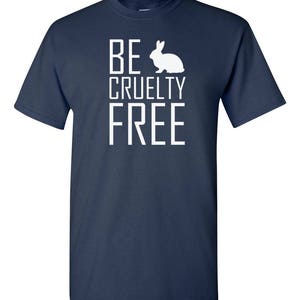 K&ouml;nnte beinhalten: Ein marineblaues kurz&auml;rmeliges T-Shirt mit dem wei&szlig;en Schriftzug BE CRUELTY FREE und einer wei&szlig;en Kaninchensilhouette, die den Buchstaben A im Wort BE ersetzt. Das Design ist mittig auf der Brust des T-Shirts mit Rundhalsausschnitt platziert.