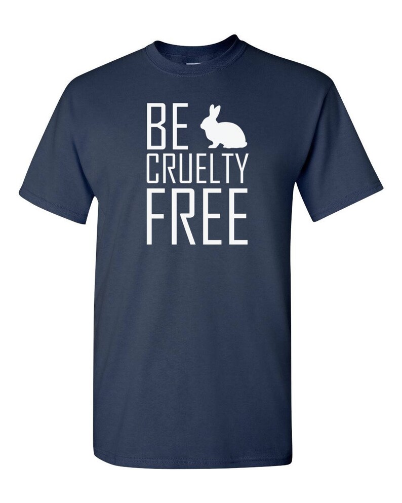 K&ouml;nnte beinhalten: Ein marineblaues kurz&auml;rmeliges T-Shirt mit dem wei&szlig;en Schriftzug BE CRUELTY FREE und einer wei&szlig;en Kaninchensilhouette, die den Buchstaben A im Wort BE ersetzt. Das Design ist mittig auf der Brust des T-Shirts mit Rundhalsausschnitt platziert.