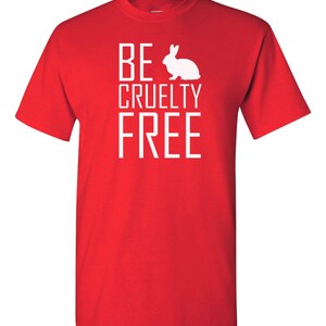 K&ouml;nnte beinhalten: Ein leuchtend rotes T-Shirt mit kurzen &Auml;rmeln und dem wei&szlig;en Schriftzug BE CRUELTY FREE. Eine wei&szlig;e Kaninchensilhouette ersetzt den Buchstaben A im Wort BE. Das Design ist mittig auf der Brust in einer klaren serifenlosen Schrift platziert.