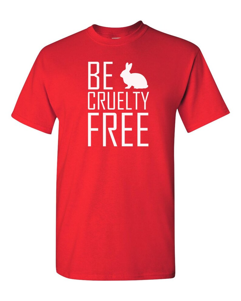 K&ouml;nnte beinhalten: Ein leuchtend rotes T-Shirt mit kurzen &Auml;rmeln und dem wei&szlig;en Schriftzug BE CRUELTY FREE. Eine wei&szlig;e Kaninchensilhouette ersetzt den Buchstaben A im Wort BE. Das Design ist mittig auf der Brust in einer klaren serifenlosen Schrift platziert.