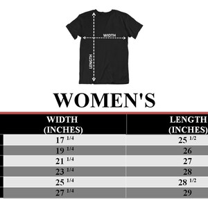 Puede incluir: Camiseta negra con una tabla de tallas para mujer. La tabla muestra las medidas de ancho y largo en pulgadas para las tallas S a XXXL. El ancho var&iacute;a de 43,8 cm a 69,2 cm y el largo de 64,8 cm a 73,7 cm.