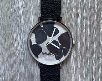 Mistura Manta Floral Watch - Black Hydrangea Flowers, Alloy Case, Black Leather Strap – Unique Gift for Floral Lovers, Unisex Design
