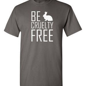 K&ouml;nnte beinhalten: Ein anthrazitfarbenes Kurzarm-T-Shirt mit dem wei&szlig;en Schriftzug BE CRUELTY FREE und einer wei&szlig;en Kaninchensilhouette, die den Buchstaben A im Wort BE ersetzt. Das Design ist mittig auf der Brust platziert.