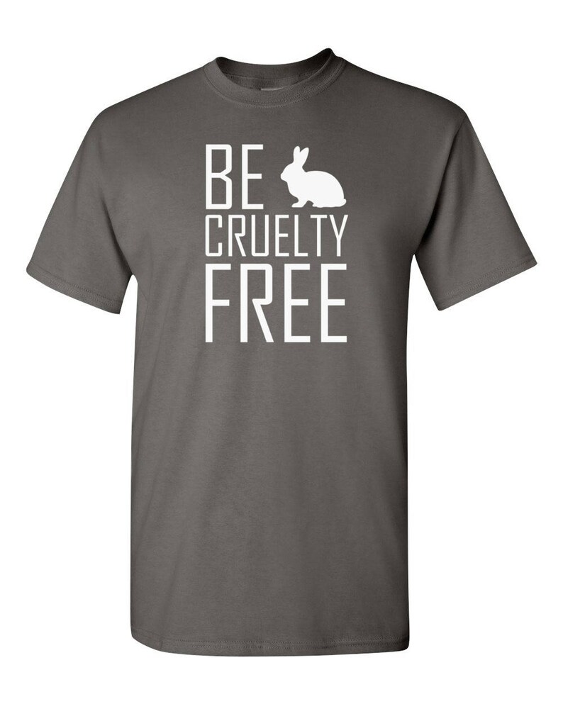 K&ouml;nnte beinhalten: Ein anthrazitfarbenes Kurzarm-T-Shirt mit dem wei&szlig;en Schriftzug BE CRUELTY FREE und einer wei&szlig;en Kaninchensilhouette, die den Buchstaben A im Wort BE ersetzt. Das Design ist mittig auf der Brust platziert.