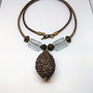 Colar babador de ágata esculpido à mão vintage, colar terroso, colar de couro longo, colar de contas de ágata, colar de bronze, presente exclusivo