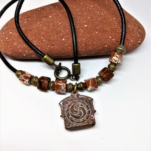 Collana unica vintage del 1940 in ottone decorata a doppia faccia, collana in pelle, collana di perline di bronzo, collana di diaspro per lei, per lui