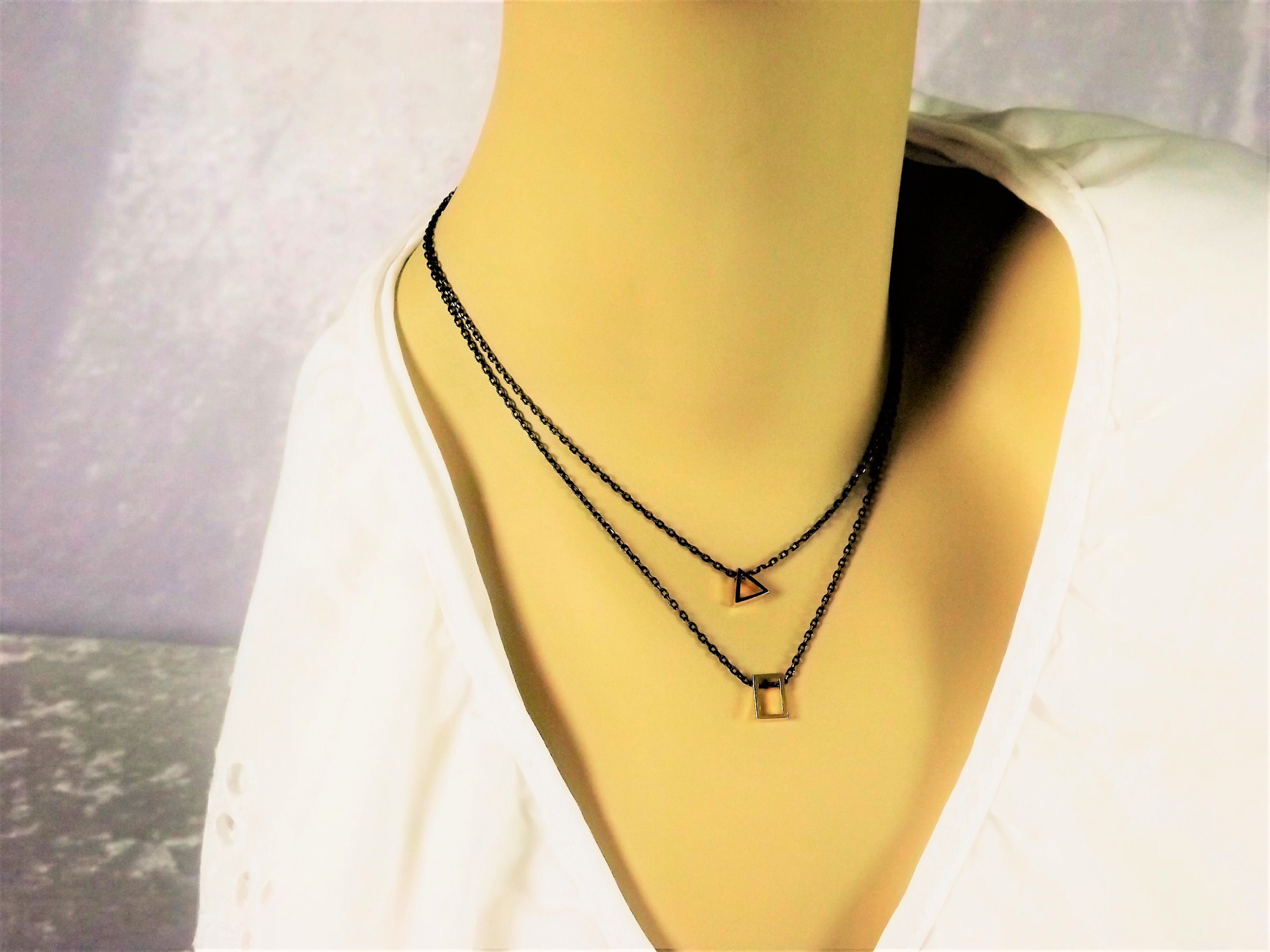 幾何学的デザイン ネックレス 黒と金 幾何学的デザイン ネックレス 黒