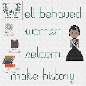 Puede incluir: Un diseño de punto de cruz con la cita "Las mujeres bien portadas rara vez hacen historia". El diseño presenta a una mujer con un vestido negro y una corona, rodeada de flores y libros.