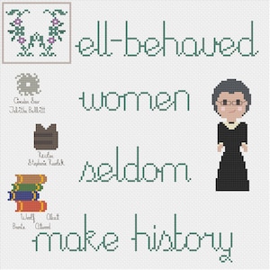 Puede incluir: Un diseño de punto de cruz verde y blanco con el texto "Well-behaved women seldom make history". El diseño también incluye una pequeña ilustración de una mujer con gafas y un vestido negro.