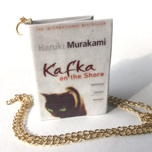 Miniatura Kafka en la orilla collar / llavero