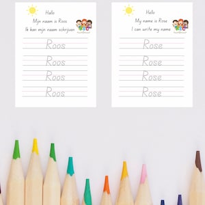 Op de afbeelding: Twee printbare werkbladen om te oefenen met het schrijven van de namen "Roos" en "Rose". Elk werkblad heeft een zon, een groep kinderen en stippellijnen om de namen te traceren.