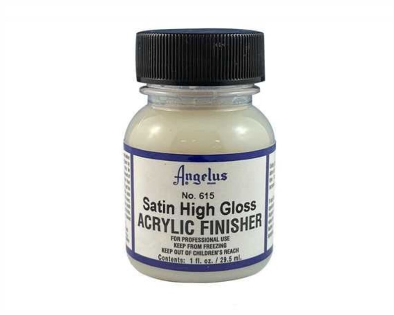 以下が含まれることがあります： Angelus Satin High Gloss Acrylic Finisherが入った透明なプラスチックボトル。黒い蓋が付いています。ボトルのラベルは青と白で、「Angelus No. 615 Satin High Gloss Acrylic Finisher」と使用方法が書かれています。ボトルには1液量オンスまたは29.5ミリリットルの製品が入っています。