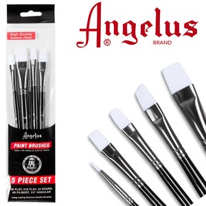 Op de afbeelding: Een set van vijf Angelus-verfkwasten met witte synthetische borstelharen en zilveren handvatten. De kwasten zijn verpakt in een doorzichtige plastic hoes met de merknaam "Angelus" en "5 PIECE SET" erop gedrukt. De kwasten bevatten platte, ronde en schuine stijlen.