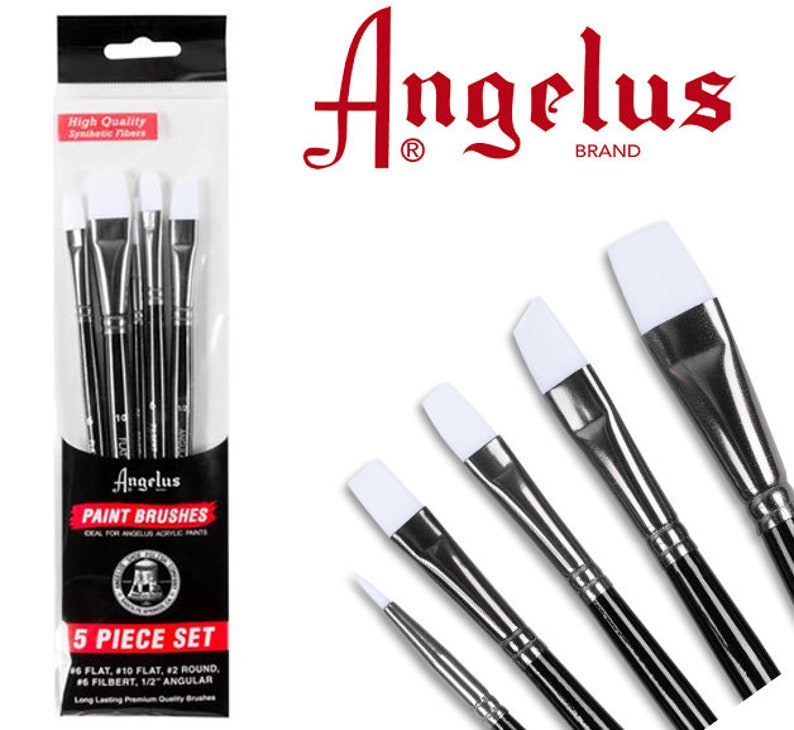 Op de afbeelding: Een set van vijf Angelus-verfkwasten met witte synthetische borstelharen en zilveren handvatten. De kwasten zijn verpakt in een doorzichtige plastic hoes met de merknaam "Angelus" en "5 PIECE SET" erop gedrukt. De kwasten bevatten platte, ronde en schuine stijlen.