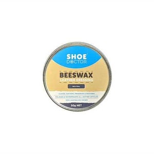Op de afbeelding: Een ronde blik Shoe Doctor Beeswax Leder Dressing in een neutrale kleur. Het blik is gelabeld met de merknaam, productnaam en maat: 50g netto.