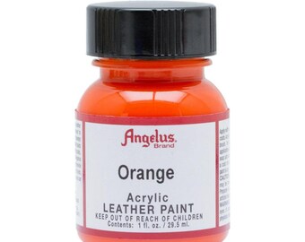 Könnte beinhalten: Eine kleine Flasche orangefarbene Acrylfarbe für Leder der Marke Angelus. Die Flasche ist mit "Orange Acrylic Leather Paint" und "Keep out of reach of children" beschriftet. Der Inhalt beträgt 1 fl. oz. / 29,5 ml.