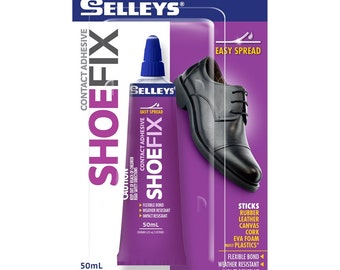 Könnte beinhalten: Eine violette und weiße Verpackung mit einer Tube Selleys Shoe Fix Kontaktkleber. Die Tube ist 50 ml groß und hat ein violettes Etikett mit weißem Text. Die Verpackung zeigt auch einen schwarzen Lederschuh und den Text "Easy Spread".