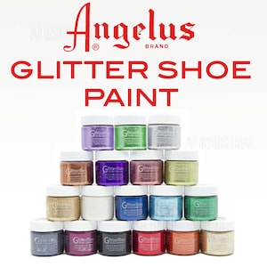 Puede incluir: Una colección de 18 pequeños frascos de pintura para zapatos con purpurina Angelus, en varios colores, dispuestos en forma de pirámide. Los frascos están etiquetados como "Glitterites" y la marca "Angelus" se muestra en la parte superior de la imagen.
