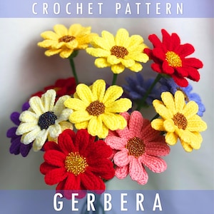 Op de afbeelding: Een boeket van gehaakte gerbera-madeliefjes in verschillende kleuren, waaronder geel, rood, roze en wit. De bloemen hebben een textuur en zijn versierd met kleine, glanzende kralen in het midden.