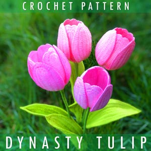 Op de afbeelding: Een close-up van vier roze gehaakte tulpen met groene stelen en bladeren tegen een vage groene achtergrond. De tekst "CROCHET PATTERN" staat bovenaan en "DYNASTY TULIP" onderaan.
