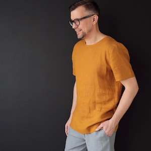 Herren-T-Shirt aus Leinen. Basic-T-Shirt. Hemd für Männer. Stylisches T-Shirt. Safran-T-Shirt. Flachs-Shirt. Strand-T-Shirt. Sommerhemd Bild 2