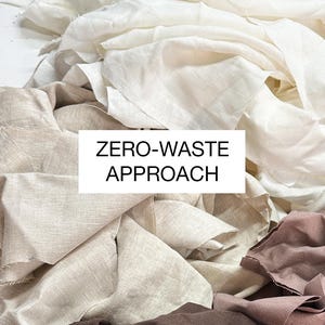 Peut inclure: Un assortiment de chutes de tissu de diff&eacute;rentes couleurs, allant du blanc au marron en passant par le beige. Le texte "ZERO-WASTE APPROACH" est affich&eacute; dans un rectangle blanc, soulignant une d&eacute;marche &eacute;co-responsable.