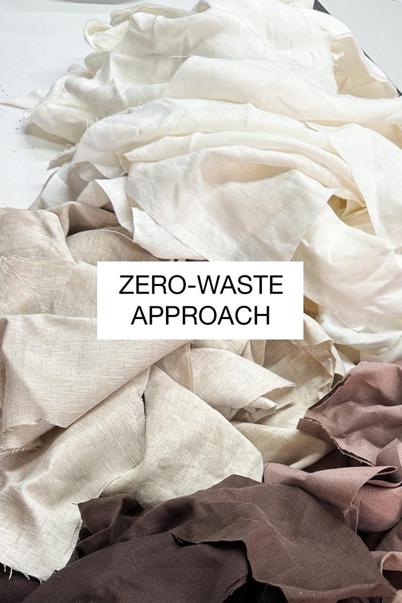 Peut inclure: Un assortiment de chutes de tissu de diff&eacute;rentes couleurs, allant du blanc au marron en passant par le beige. Le texte "ZERO-WASTE APPROACH" est affich&eacute; dans un rectangle blanc, soulignant une d&eacute;marche &eacute;co-responsable.