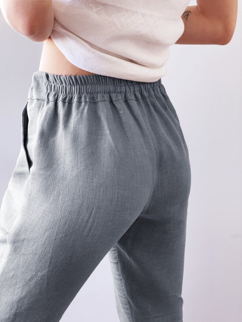 Op de afbeelding: Grijze linnen broek met een elastische tailleband. De broek is losjes gesneden en heeft een ontspannen stijl.